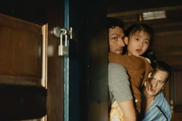 Cena do filme Batem à Porta, de M. Night Shyamalan