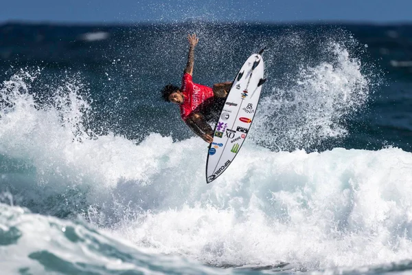 Imagem colorida de Gabriel Medina na água - Metrópoles