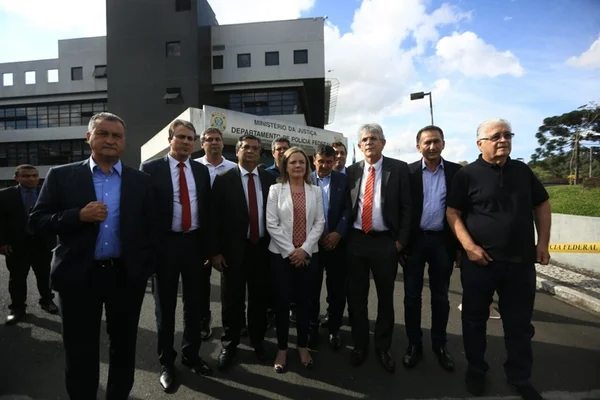 Políticos entram na PF, onde Lula está preso. Juíza negou visitas