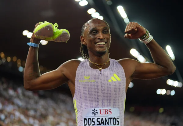 Alison dos Santos comemora recorde na prova de 400m com barreiras