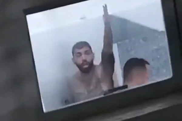 Torcedores invadem CT do Brasil e filmam banho de Gabigol; Assista