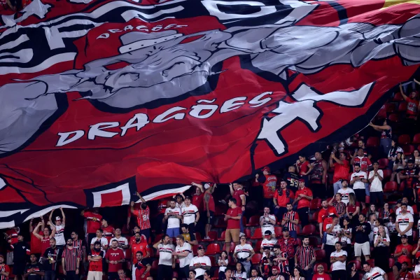 Foto colorida de torcida do São Paulo - Metrópoles