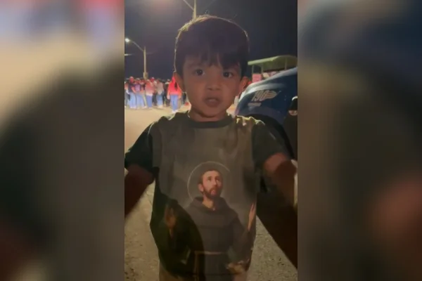 Criança pede ajuda à PM para “salvar Jesus” durante Via-Sacra em Goiás