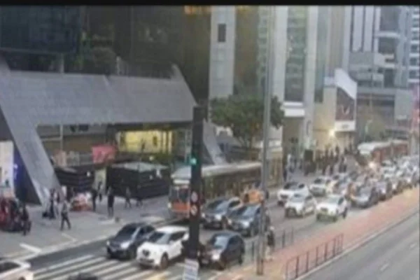 Foto colorida de trânsito na Avenida Brigadeiro Luiz Antônio, na Paulista, região central de São Paulo.