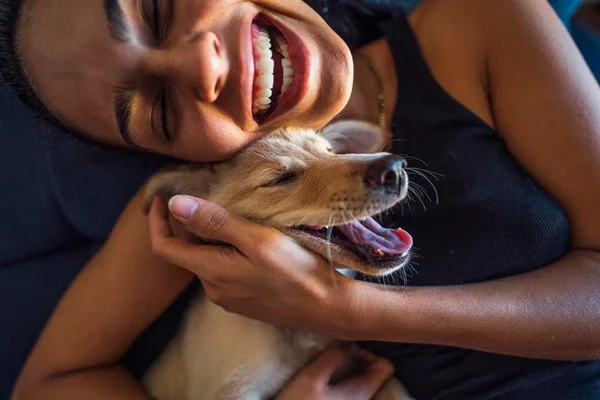 Uma jovem e um cachorrinho se divertindo - Metrópoles