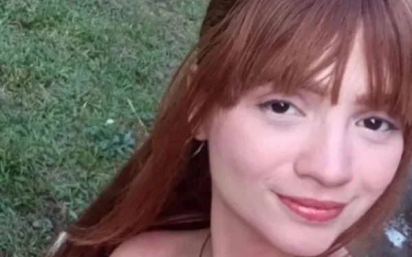 Imagem colorida de jovem ruiva sorrindo - Metrópoles