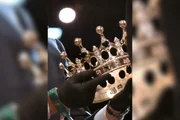 As coroas de ouro, safiras e ônix entregues a Neymar pai homenageiam os clubes e o número que marcaram a trajetória de Neymar Jr. As coroas de ouro, safiras e ônix entregues a Neymar pai homenageiam os clubes e o número que marcaram a trajetória de Neymar Jr.