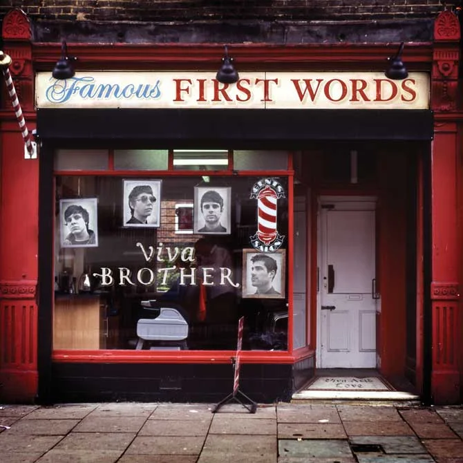<b>"Famous First Words" (2011), de Viva Brother</b>. Primeiro e único disco da banda indie inglesa Viva Brother. Mesmo com produção de Stephen Street, que trabalhou com Blur e Smiths, o álbum não escapou da língua afiada dos críticos: letras lotadas de clichês e melodias que meramente imitam o rock alternativo dos anos 1990. <b>"Famous First Words" (2011), de Viva Brother</b>. Primeiro e único disco da banda indie inglesa Viva Brother. Mesmo com produção de Stephen Street, que trabalhou com Blur e Smiths, o álbum não escapou da língua afiada dos críticos: letras lotadas de clichês e melodias que meramente imitam o rock alternativo dos anos 1990.
