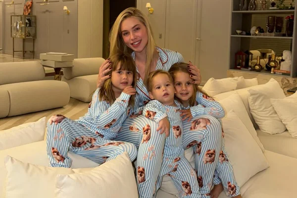 Foto colorida de Virginia e os filhos: Maria Alice, Maria Flor e José Leonardo