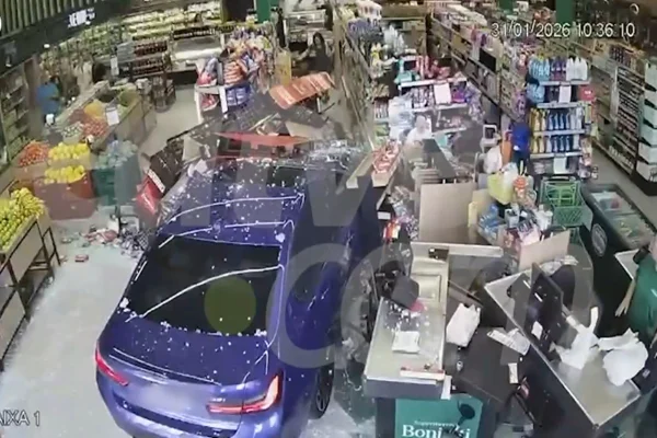 BMW invade mercado e deixa criança e mulher feridas