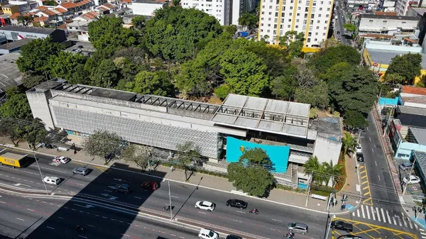 Imagem mostra prédio em frente a avenida em São Caetano, cidade que promete adotar tarifa zero nos ônibus - Metrópoles