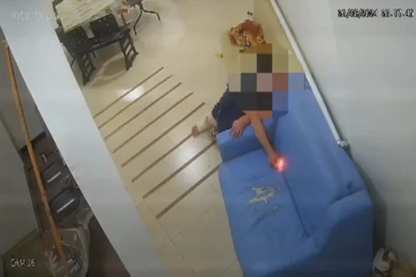 Paciente ao lado de sofá azul coloca fogo em hospital