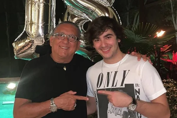 Aos 18 anos, filho de Galvão Bueno ostenta riquezas na web e desabafa