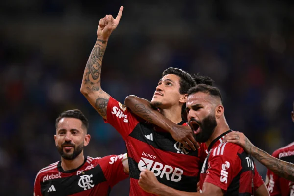 Imagem colorida de Pedro, Thiago Maia e Everton Ribeiro após gol de pênalti do atacante- Metrópoles