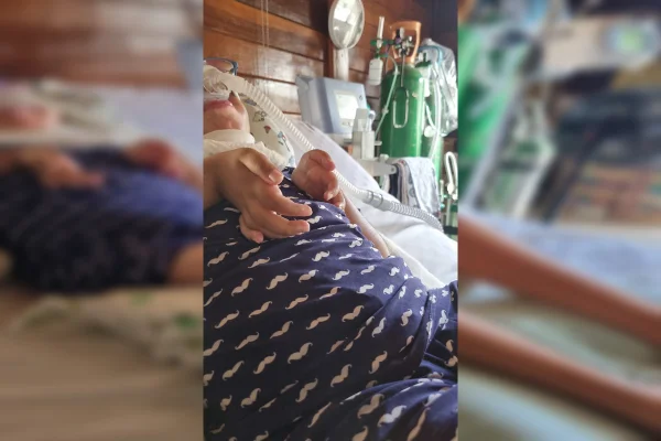 Foto colorida de criança acamada