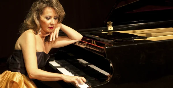 Pianista Jaci Toffano faz concerto na Rodoviária nesta quinta (19)
