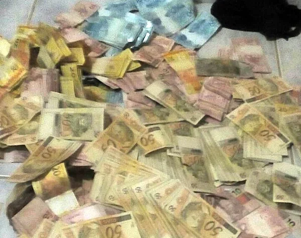 Assaltantes explodem agência bancária no Rio e PM fica ferido
