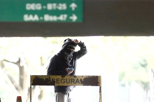 Reitora da UnB se compromete a não punir alunos que ocupam reitoria