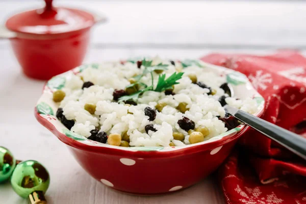 arroz com ervilha e uva passa