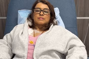 Preta Gil posa na clínica onde recebe o tratamento contra o câncer