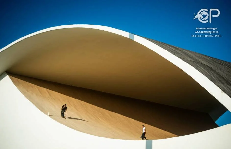 Skatistas transformam obras de Niemeyer em pista durante documentário: veja - imagem 2 Skatistas transformam obras de Niemeyer em pista durante documentário: veja - imagem 2