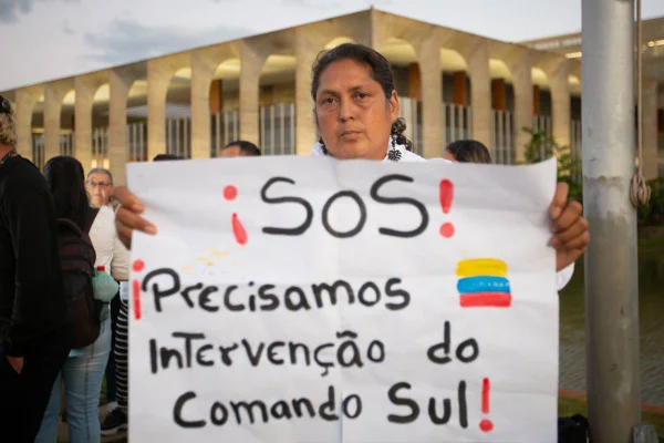 Imagem colorida de venezuelanos durante protesto contra o governo do presidente Nicolás Maduro e a fraude nas eleições, em frente ao palácio do Itamaraty em Brasilia