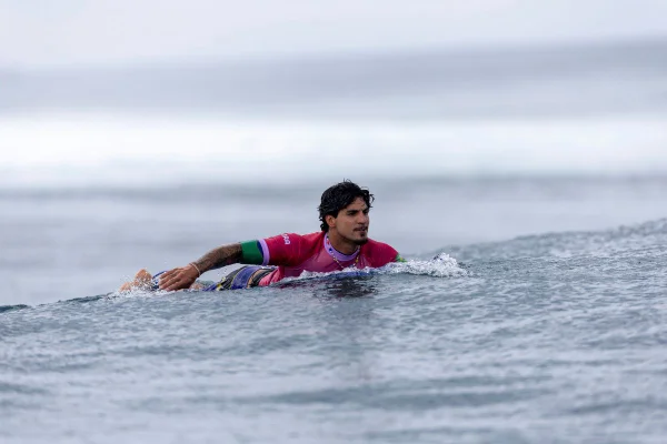 Gabriel Medina, do Time Brasil, rema durante a terceira rodada de surf no terceiro dia dos Jogos Olímpicos de Paris 2024, em 29 de julho de 2024, em Teahupo'o, Polinésia Francesa