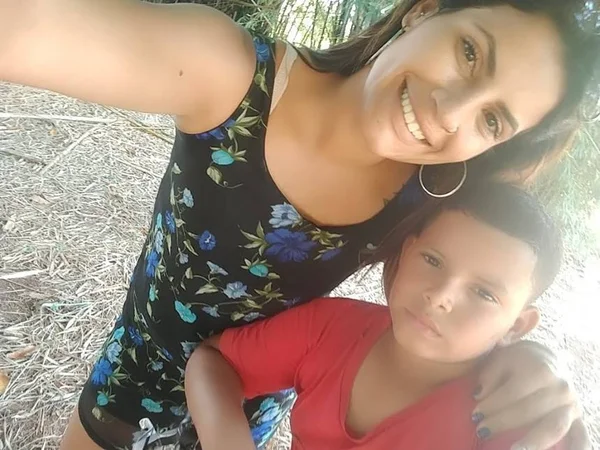 foto colorida de mãe e filho juntos