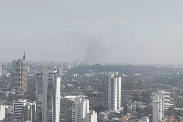 Imagem colorida de fumaça no céu de São Paulo - Metrópoles