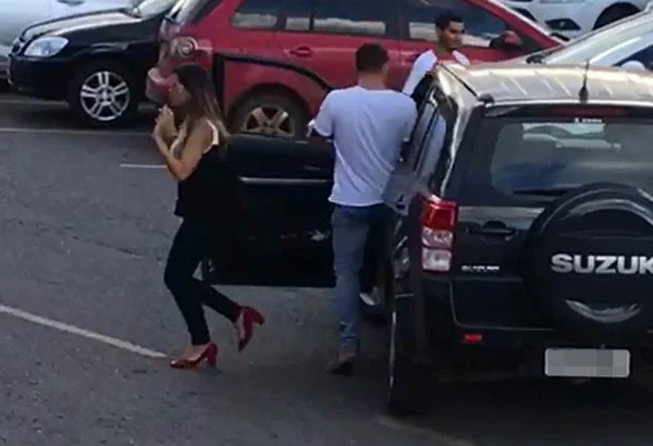 Vídeo flagra momento em que homens armados roubam carro no Guará II