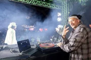 O cantor se apresentou ao lado do DJ A O cantor se apresentou ao lado do DJ A