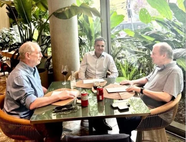 Ciro Gomes e Jereissati apoiam candidatura de Aécio Neves ao Planalto