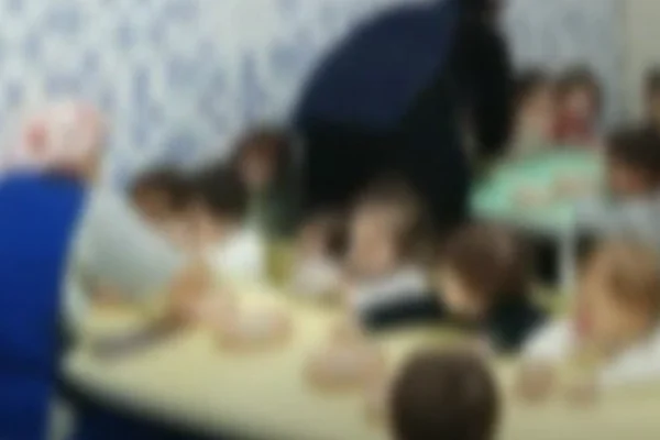 Imagem colorida embaçada de funcionária agredindo bebês em creche. Metrópoles