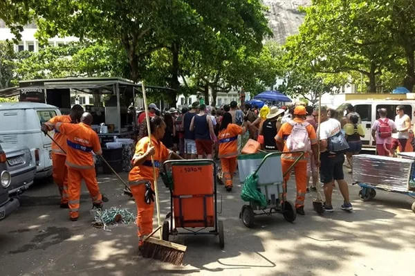 Passagem de blocos deixa quase 8 toneladas de lixo nas ruas do RJ