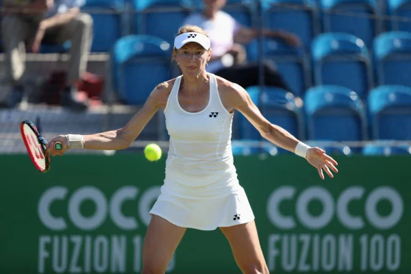 Assim como Djokovic, tenista checa é detida sem vacinação contra Covid