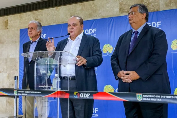 O governador Ibaneis discursa em púlpito sobre a segurança de Brasília no dia da posse de Lula ao lado dos futuros ministros Flávio Dino (Justiça) e José Múcio (Defesa) no Palácio do Buriti - Metrópoles