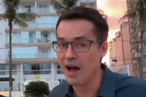 Imagem colorida de Deltan Dallagnol com prédio ao fundo - Metrópoles