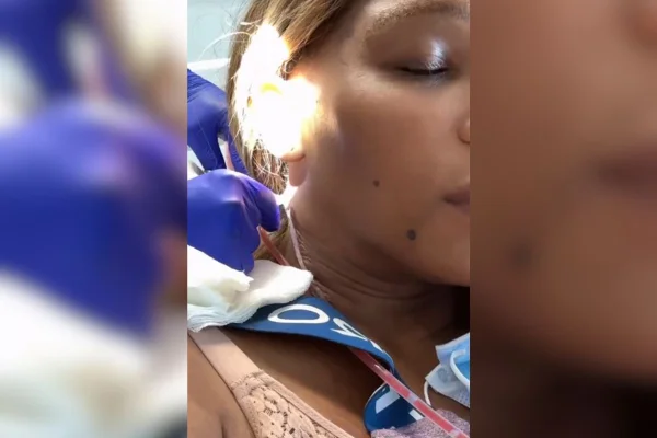 Imagem colorida de Serena Williams no hospital - Metrópoles