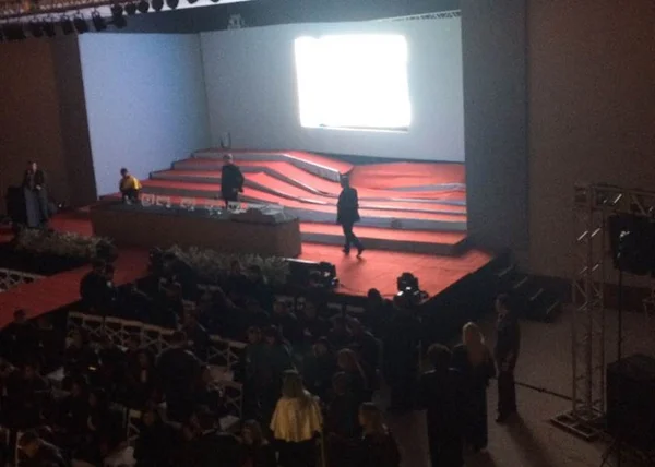 Palco desaba em colação de grau de alunos da Faculdade Fortium