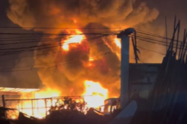 Imagem de barracão pegando fogo