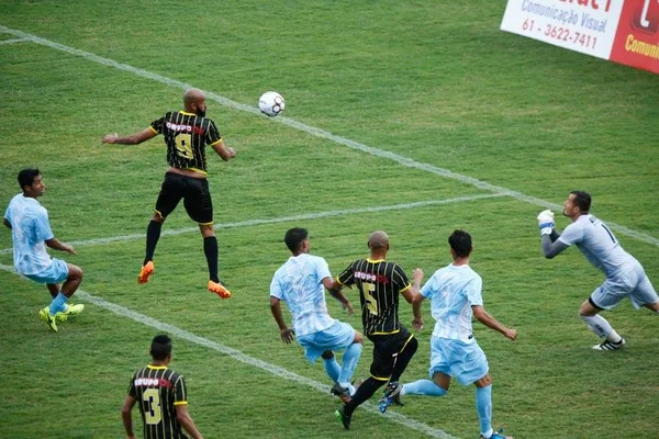 Com dois a menos, Brasiliense sofre gol no fim e empata no Candangão