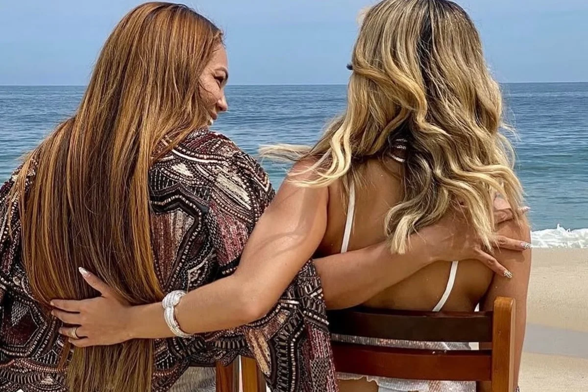 Lexa e a mãe, Darlin Ferrattry, são clicadas na praia Lexa e a mãe, Darlin Ferrattry, são clicadas na praia