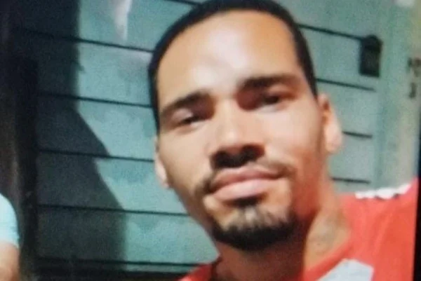 Imagem colorida de perfil do assassino André Leandro, de 29 anos - Metrópoles