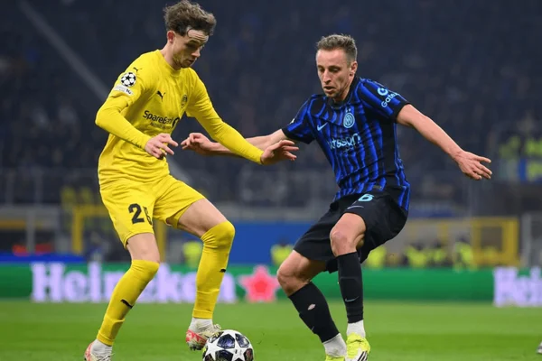 Disputa de bola na partida entre Inter de Milão x Bodo/Glimt pela Champions League