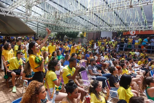 imagem colorida torceores bar copa do mundo catar