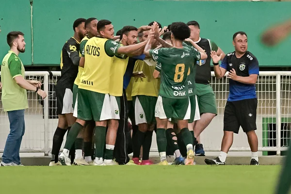 Jogadores do Altos comemoram gol pela Série D contra o Independência
