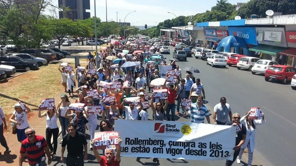 Servidores não se intimidam com corte de ponto e mantêm greve