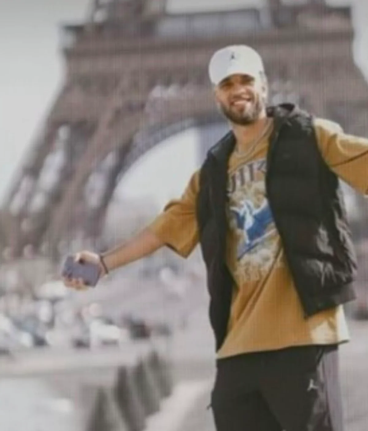 Jogador Jajá é clicado durante viagem à Paris
