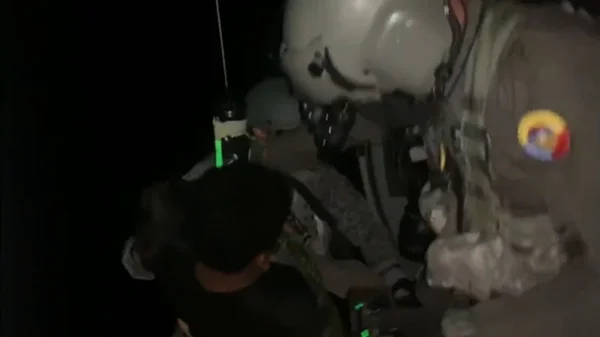 Crianças são resgatadas na Colômbia. Iagem mostra o momento exato do resgate, com helicóptero - Metrópoles