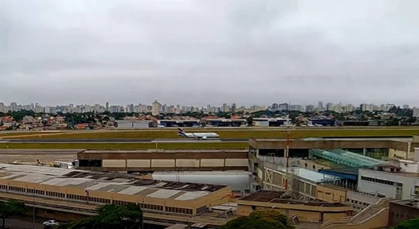 Vídeo mostra momento em que avião colide com pássaro em Congonhas